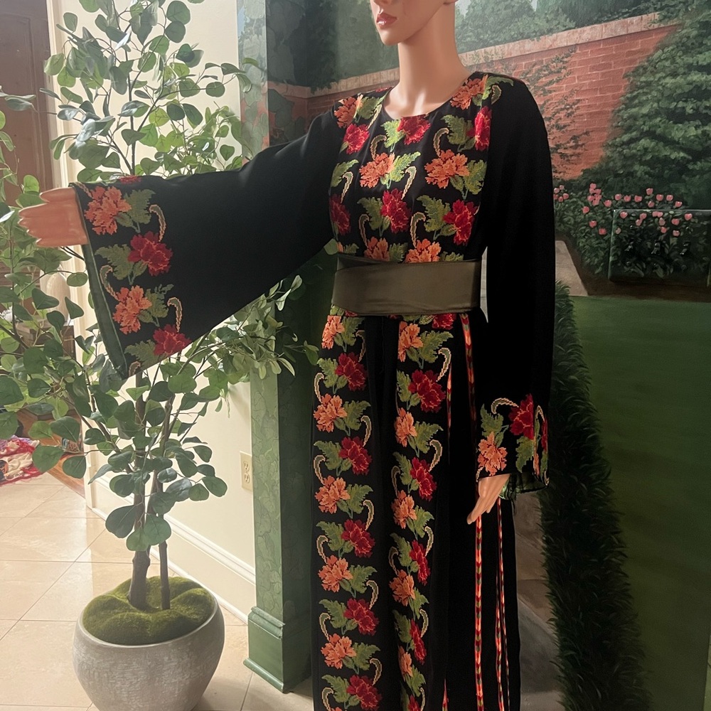 Palestinian traditional thoub